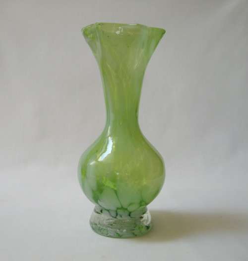 VINTAGE MOTTLED GREEN & WHITE ART GLASS 15cm VASE