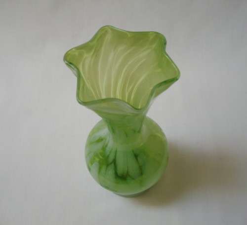 VINTAGE MOTTLED GREEN & WHITE ART GLASS 15cm VASE
