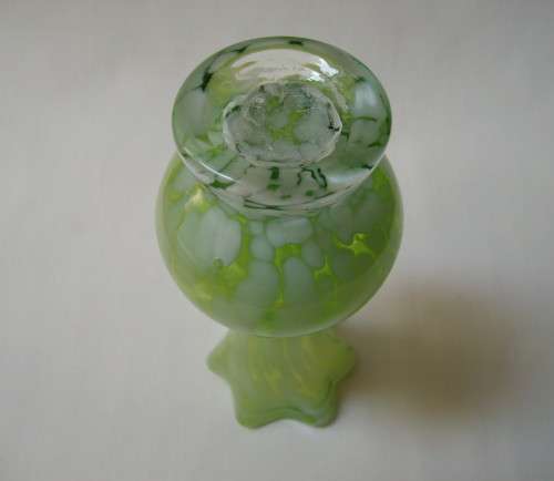 VINTAGE MOTTLED GREEN & WHITE ART GLASS 15cm VASE