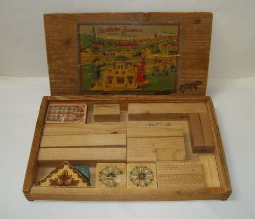 VINTAGE GERMAN 'FRANZÖSISCHER-BAUKASTEN' FRENCH-ARCHITECTURE WOODEN STACKING BLOCKS SET c1923