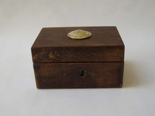 VINTAGE WOODEN SAVINGS MONEY BOX & KEY