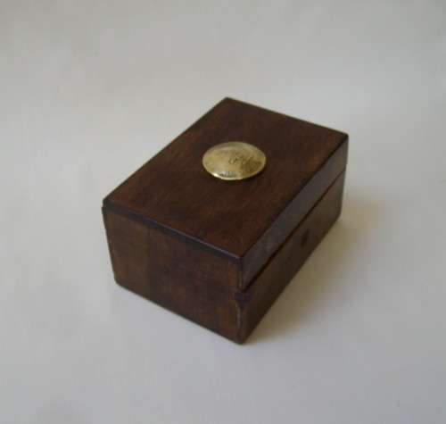 VINTAGE WOODEN SAVINGS MONEY BOX & KEY