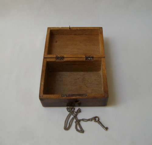 VINTAGE WOODEN SAVINGS MONEY BOX & KEY