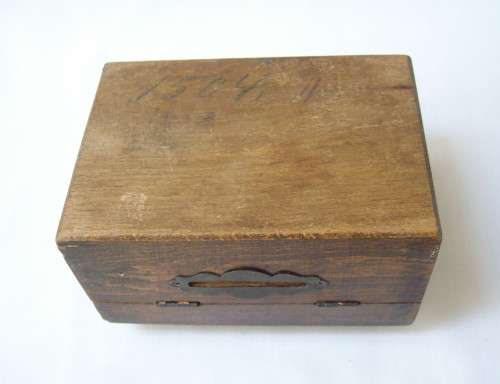 VINTAGE WOODEN SAVINGS MONEY BOX & KEY