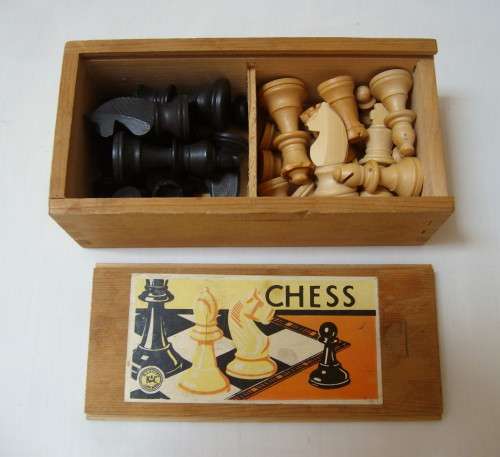 VINTAGE K & C LTD LONDON BOXED SET OF WOODEN CHESS PIECES c1960s