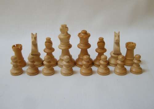 VINTAGE K & C LTD LONDON BOXED SET OF WOODEN CHESS PIECES c1960s
