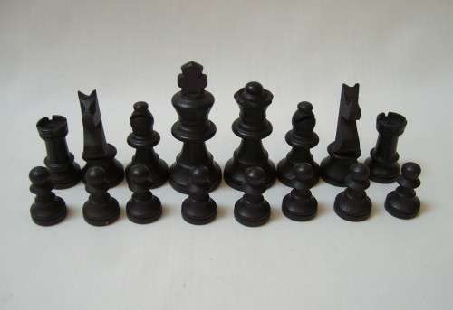 VINTAGE K & C LTD LONDON BOXED SET OF WOODEN CHESS PIECES c1960s