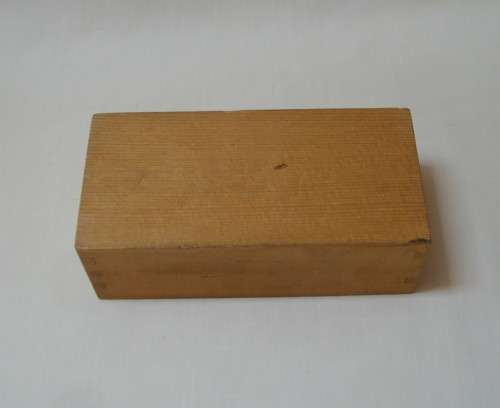 VINTAGE K & C LTD LONDON BOXED SET OF WOODEN CHESS PIECES c1960s