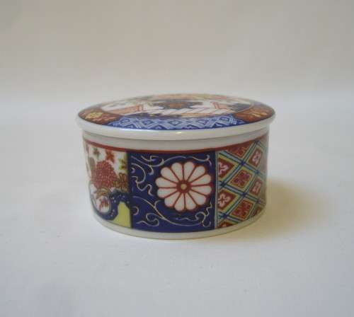 VINTAGE JAPANESE IMARI-STYLE 5.5cm TRINKET BOX & COVER