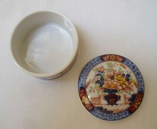 VINTAGE JAPANESE IMARI-STYLE 5.5cm TRINKET BOX & COVER