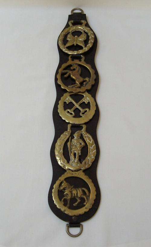 VINTAGE MARTINGALE & FIVE HORSE BRASSES