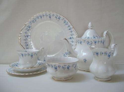 VINTAGE ROYAL ALBERT 22pc 'MEMORY LANE' TEA SET c1965