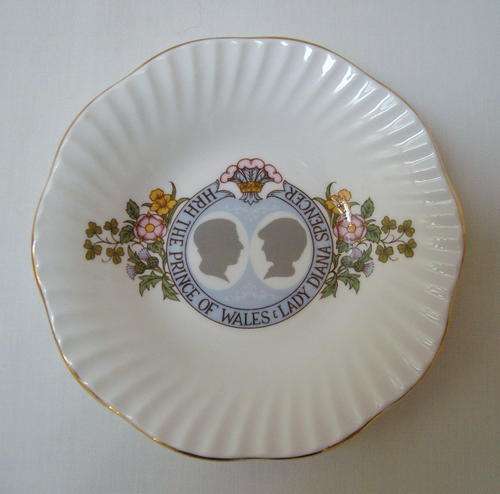 VINTAGE 'CHARLES & DIANA ROYAL WEDDING' COMMEMORATIVE PIN DISH c1981