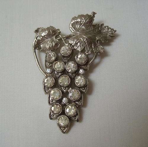 VINTAGE DIAMANTE BUNCH OF GRAPES BROOCH c1940's