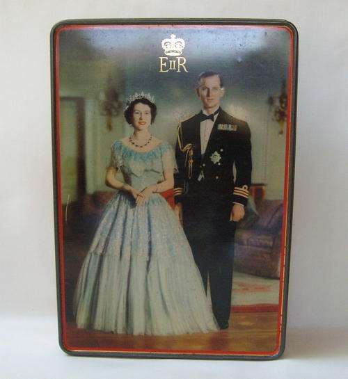 VINTAGE EDWARD SHARP QUEEN ELIZABETH II CORONATION JUNE 2ND 1953 COMMEMORATIVE TIN
