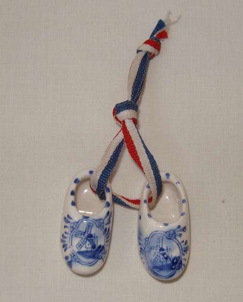 DELFT BLUE SUB-MINIATURE PAIR OF CLOGS