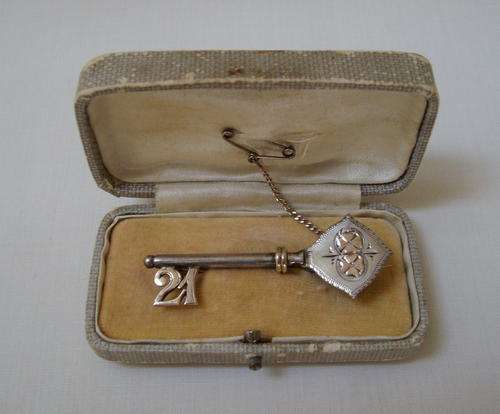 ANTIQUE VICTORIAN STERLING SILVER & 9ct GOLD 21st KEY BROOCH c1900