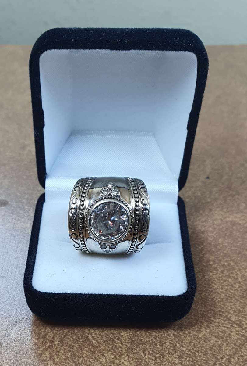 HEAVY & THICK HALLMARKED  925 SILVER LADIES RING.