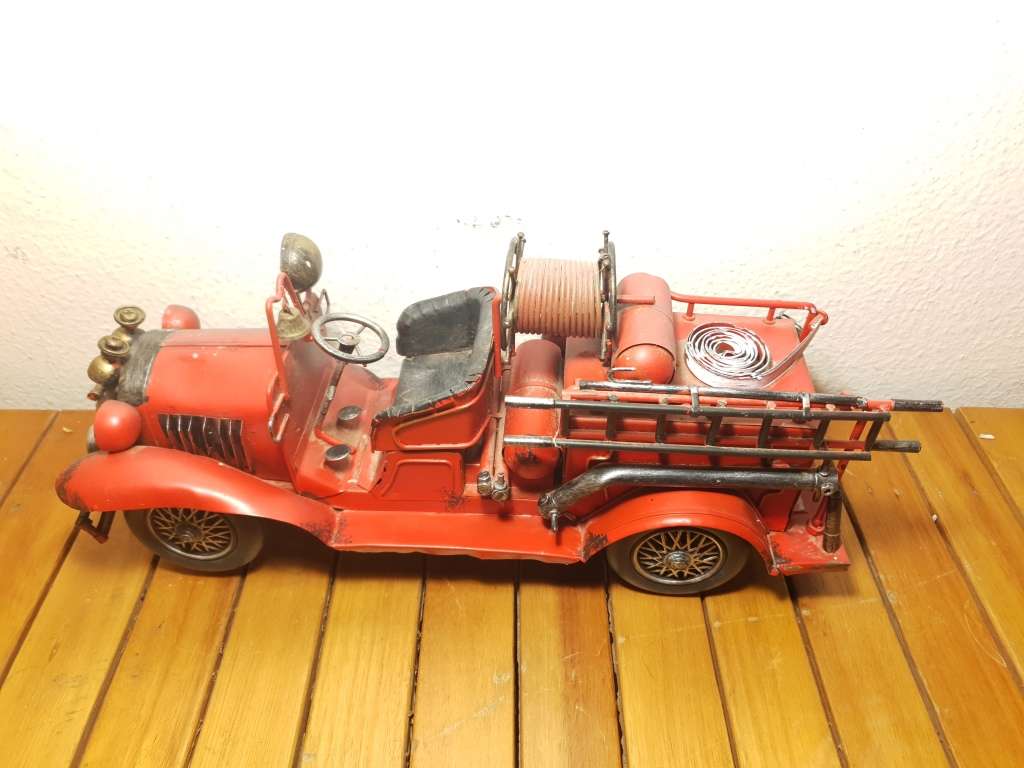 RARE VINTAGE COLLECTABLE STAMP METAL FIRE BRIGADE TRUCK SCALE MODEL.