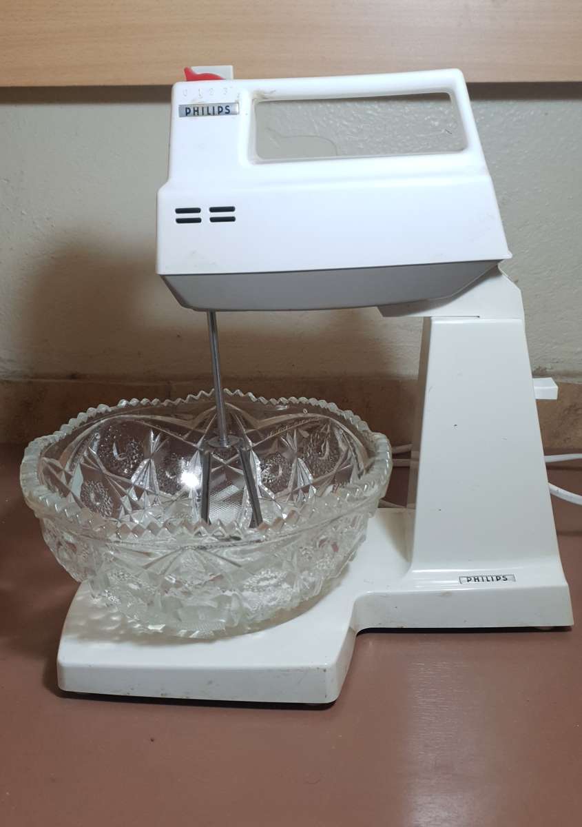 VINTAGE PHILIPS HR1907 MODEL 4 SPEED HEAVY DUTY KITCHEN MIXER / BLENDER WITH ACCESSORIES