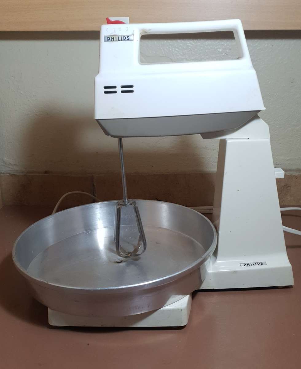 VINTAGE PHILIPS HR1907 MODEL 4 SPEED HEAVY DUTY KITCHEN MIXER / BLENDER WITH ACCESSORIES