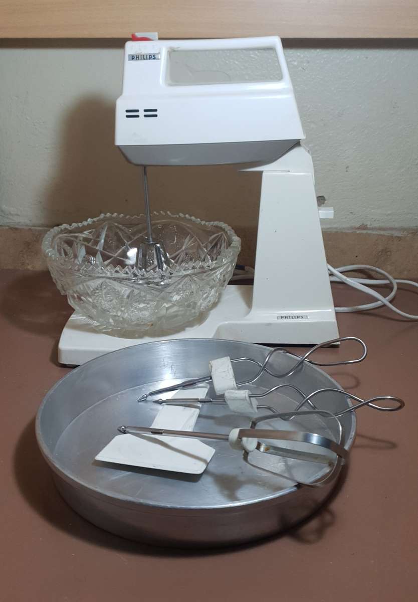 VINTAGE PHILIPS HR1907 MODEL 4 SPEED HEAVY DUTY KITCHEN MIXER / BLENDER WITH ACCESSORIES