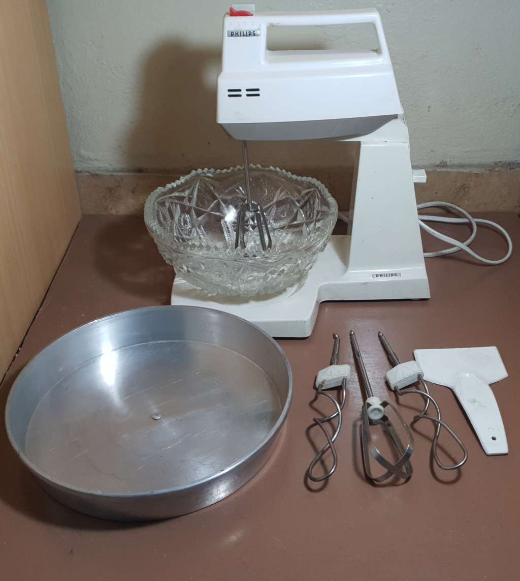 VINTAGE PHILIPS HR1907 MODEL 4 SPEED HEAVY DUTY KITCHEN MIXER / BLENDER WITH ACCESSORIES