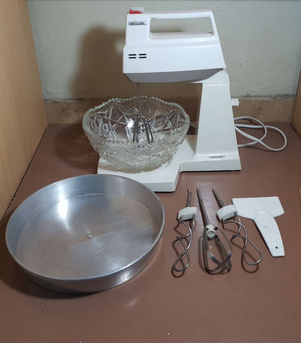 VINTAGE PHILIPS HR1907 MODEL 4 SPEED HEAVY DUTY KITCHEN MIXER / BLENDER WITH ACCESSORIES