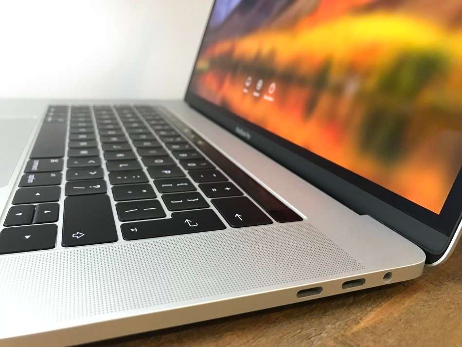 Apple MacBook Pro 15" Touch Bar Silver/2.6GHz/16GB/Radeon450/256GB