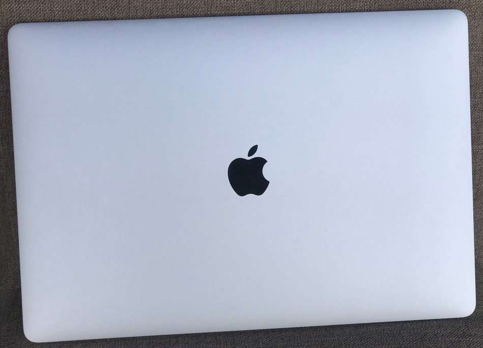 Apple MacBook Pro 15" Touch Bar Silver/2.6GHz/16GB/Radeon450/256GB