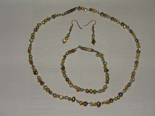 Freshwater Pearl necklace set.