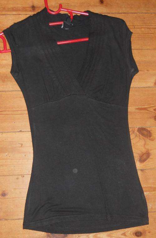CLASSIC BLACK TRUWORTHS V NECK TOP