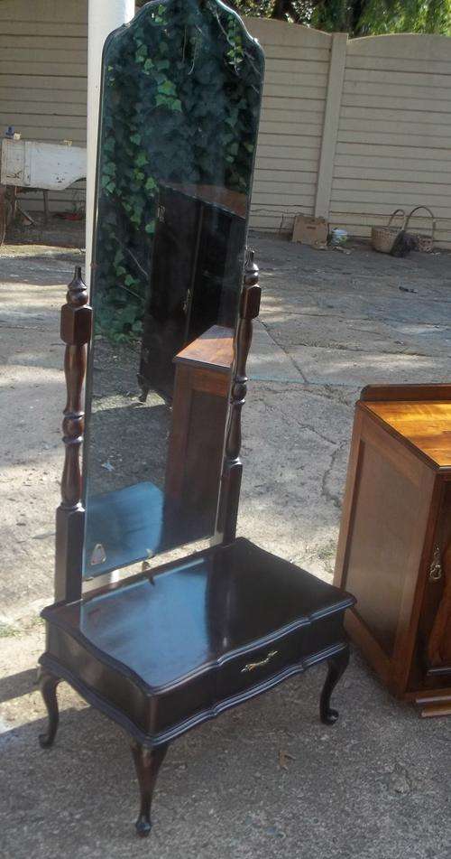 STUNNING  CHEVAL MIRROR WITH BEVELED MIRROR  & QUEEN ANNE LEGS