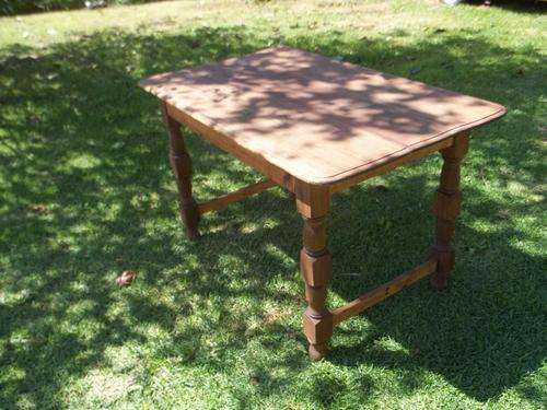 LOVELY RESTORED VINTAGE 4-6 SEAT KITCHEN TABLE. MAYBE TEAK?