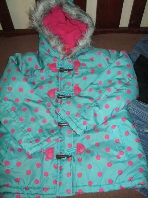 Lot of 9 girls' clothing items. Starting at R23.33 per item.