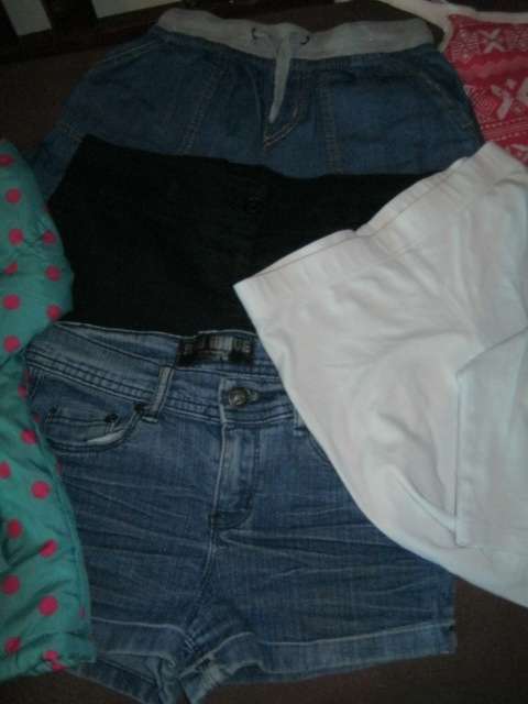 Lot of 9 girls' clothing items. Starting at R23.33 per item.