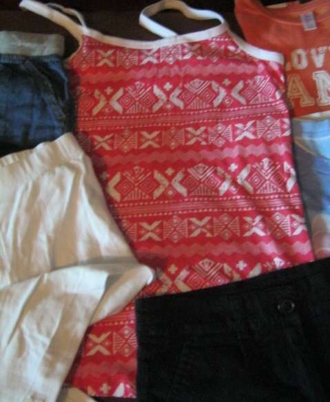 Lot of 9 girls' clothing items. Starting at R23.33 per item.