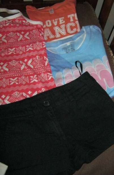 Lot of 9 girls' clothing items. Starting at R23.33 per item.