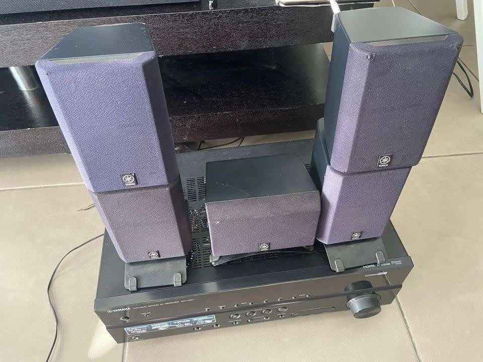 Yamaha RX-V371 Receiver + 5 Satellite Speakers/ 100Watts / 5.1 Dolby TrueHD & DTS-HD