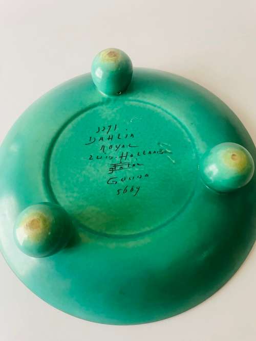 Beautiful Gouda Dahlia pattern 3 footed plate