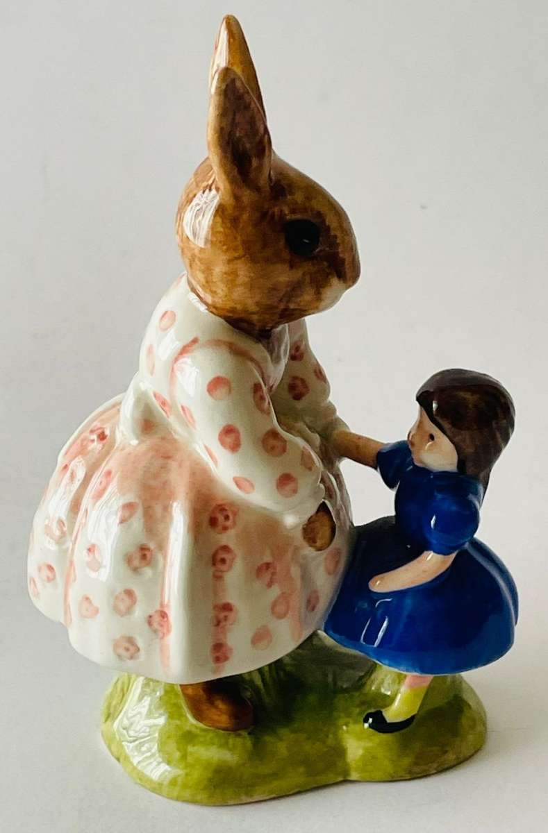 Royal Doulton - Dollie Bunnykins - Playtime D88