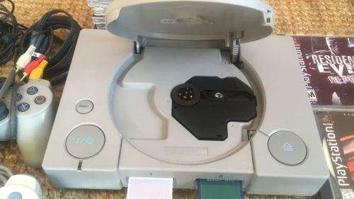 Sony playstation 1 one and extras with chip