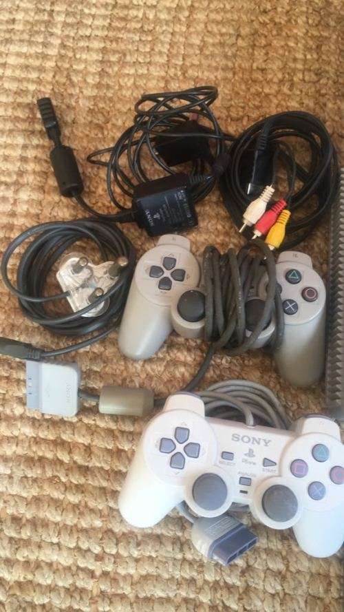 Sony playstation 1 one and extras with chip