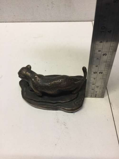 Bronze leopard - long - 100mm  - wide : 63mm  - high  - 45mm