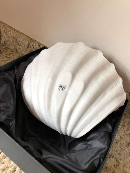 Luna Del Mar Porcelain Large Finger Clam Bowl in Gift Box - NEW / UNUSED