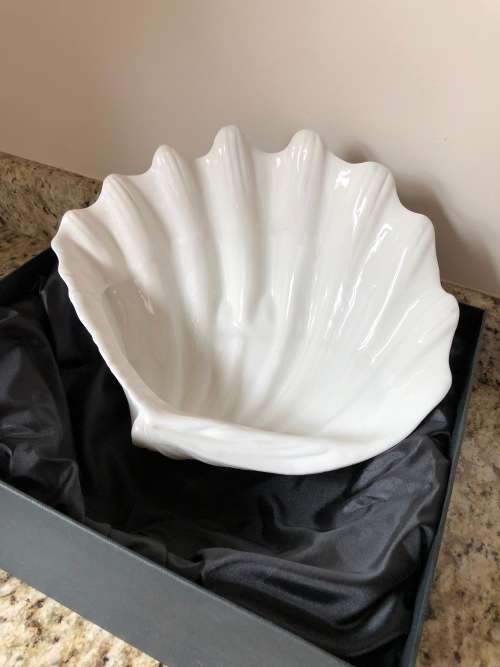 Luna Del Mar Porcelain Large Finger Clam Bowl in Gift Box - NEW / UNUSED