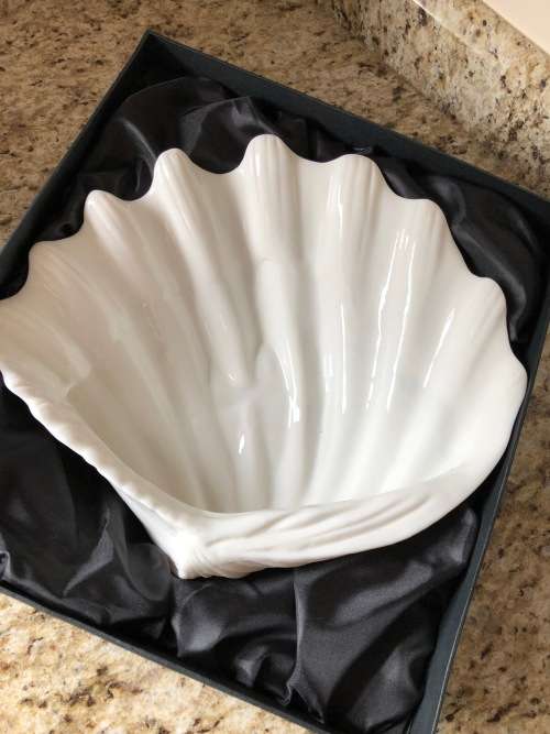 Luna Del Mar Porcelain Large Finger Clam Bowl in Gift Box - NEW / UNUSED