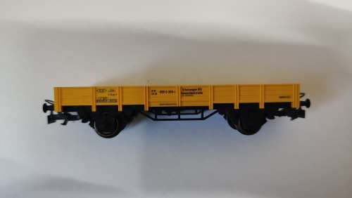 Märklin Yellow Crane with Yellow Protection Wagon and Crane Stand