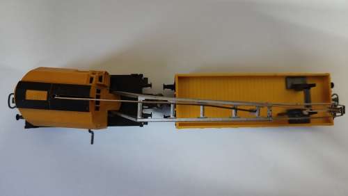 Märklin Yellow Crane with Yellow Protection Wagon and Crane Stand