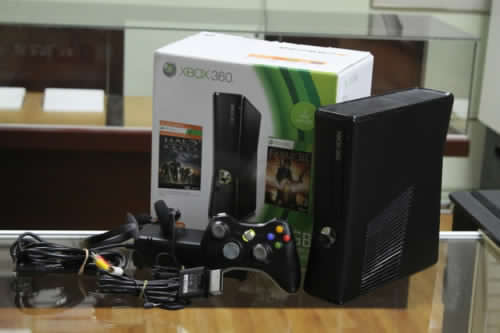 250GB XBOX 360 Slim Console + Controller + 5 Games